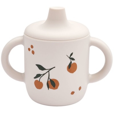 Caneca infantil branca com frutas laranja e duas pegas laterais