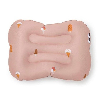 Almofada insuflável cor-de-rosa claro com padrão de gelados coloridos.