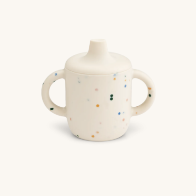 Caneca de treinamento branca com tampa e pegas laterais