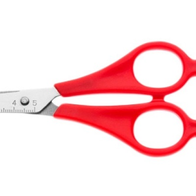 Tesoura pequena com cabo vermelho e régua na lâmina