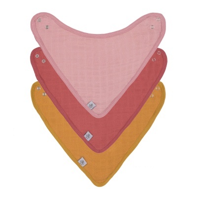 Três babetes triangulares para bebé em tecido nas cores rosa, vermelho escuro e amarelo mostarda.