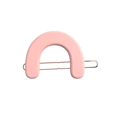 Presilha de cabelo rosa em forma de arco com estrutura metálica dourada