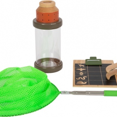 Conjunto de brinquedo de exploração com rede verde, recipiente transparente e placa de madeira com desenhos