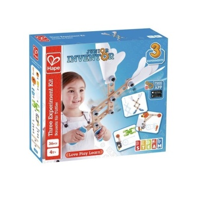 Caixa do kit Junior Inventor Three Experiment Kit da Hape com imagem de criança a brincar