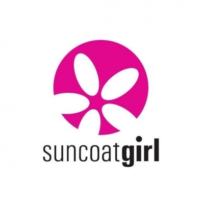 Logótipo da marca suncoatgirl com círculo rosa e flor estilizada branca