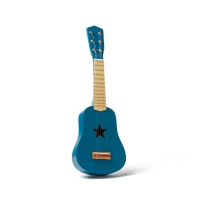 Guitarra azul em fundo branco com orifício em estrela preta