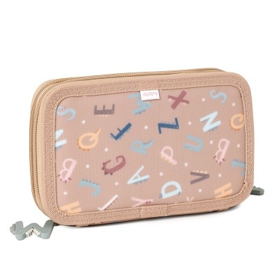 Estojo retangular em tecido bege com letras coloridas e fecho de correr.