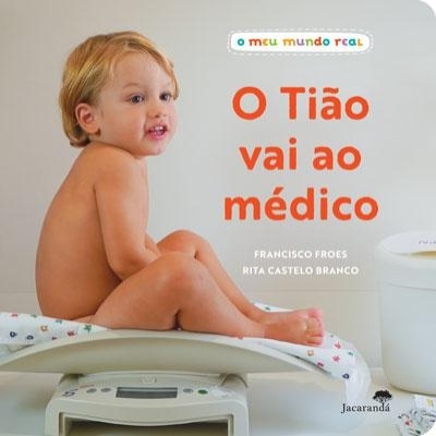 Criança loira sentada nua numa balança médica branca com título do livro infantil ao lado