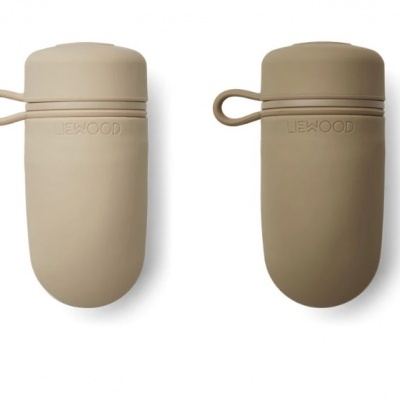 Duas garrafas de água reutilizáveis em silicone bege claro e escuro com tampa e alça.