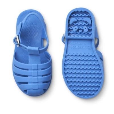Sandálias azuis de plástico com tiras e sola ondulada