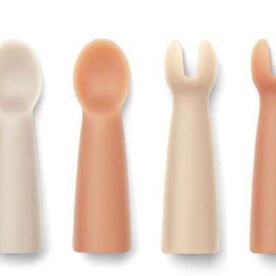 Quatro colheres de silicone para bebé em duas cores e formatos diferentes sobre fundo branco.