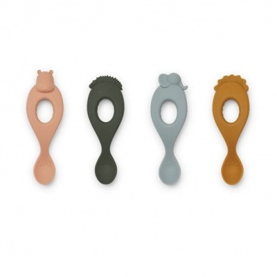 Quatro colheres de silicone com formas de animais e cores variadas sobre fundo branco