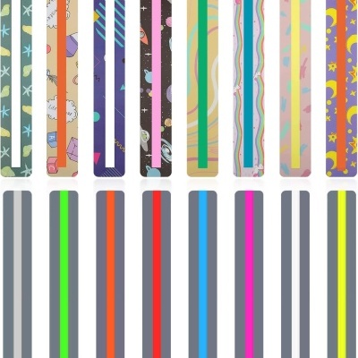 Colheres de plástico coloridas com padrões variados alinhadas em duas filas sobre fundo branco