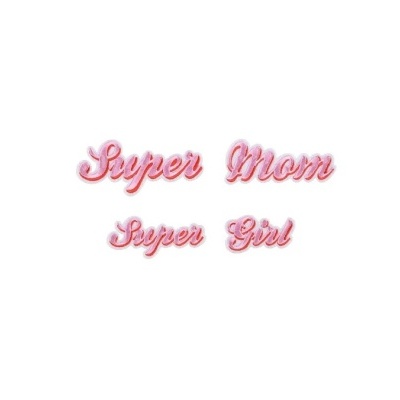Aplicações bordadas cor-de-rosa com texto 'Super Mom' e 'Super Girl' sobre fundo branco