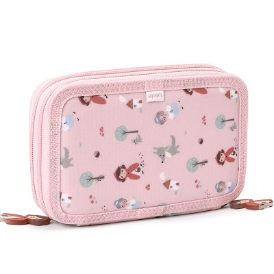 Estojo rosa com padrão de bonecos e árvores coloridas