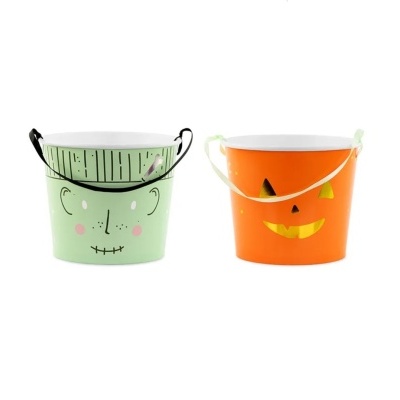 Dois baldes de metal para Halloween, um verde com rosto de monstro e outro laranja com rosto de abóbora.