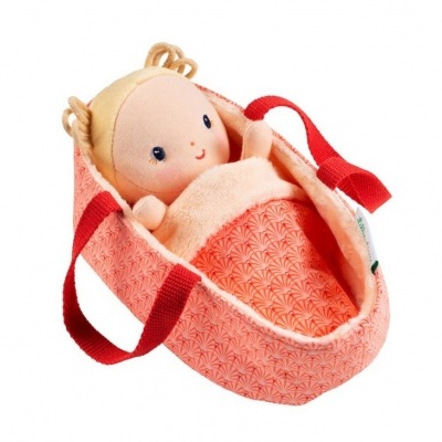 Boneca de pano num saco rosa com padrão geométrico