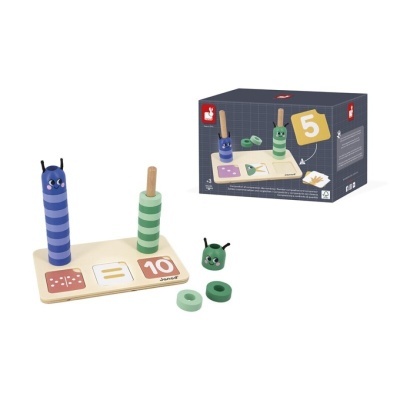 Jogo educativo em madeira com peças azuis e verdes e caixa.