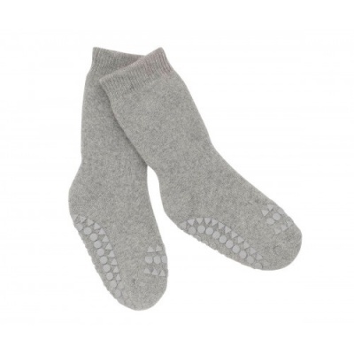 Par de meias cinzentas com antiderrapante na sola.