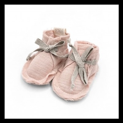 Sapatinhos cor-de-rosa para bebé com ataduras cinzentas