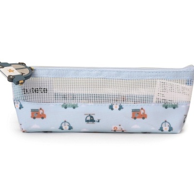 Estojo azul claro com padrão de veículos e parte superior em rede transparente