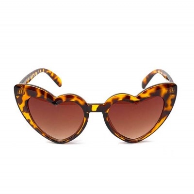 Óculos de sol com armação tartaruga e lentes em formato de coração