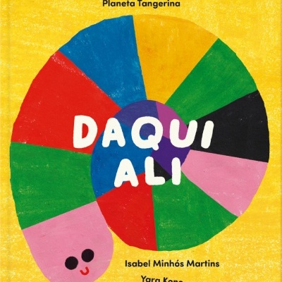 Capa de livro infantil com minhoca colorida e título DAQUI ALI.