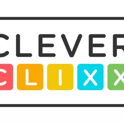Logótipo Clever com blocos coloridos e letras