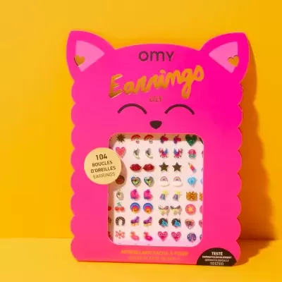 Conjunto de brincos variados em cartão rosa com forma de gato