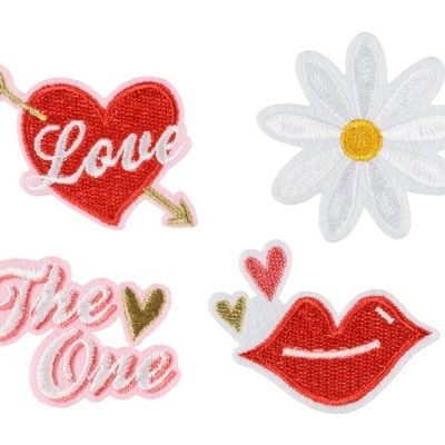 Patches bordados com coração vermelho, margarida branca, texto 'The One' e lábios vermelhos.