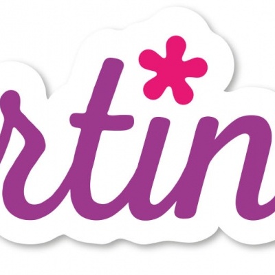 Logotipo com texto 'Martinelia' em roxo com estrela rosa