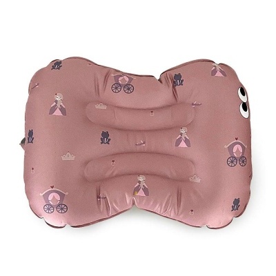 Travesseiro ergonómico rosa estampado com carruagens e princesas