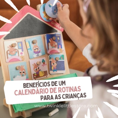 Calendário de rotinas para crianças de madeira colorido em forma de casa com peças ilustradas.