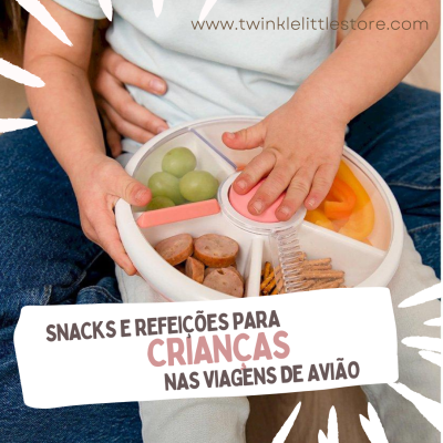 Bandeja redonda com snacks variados nas mãos de uma criança sentada