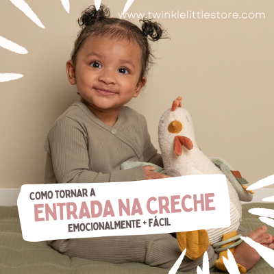 Bebé com roupa verde segurando brinquedo de peluche de pato diante de fundo bege com texto promocional em português