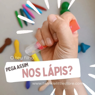 Mão segurando tubo pequeno e lápis coloridos ao fundo com texto em português