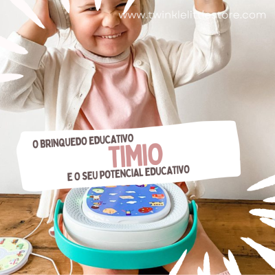 Criança com auscultadores brancos e brinquedo educativo azul e verde-azulado sobre mesa de madeira