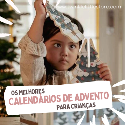 Criança a manusear calendário de advento em forma de árvore de Natal pintada com decoração colorida