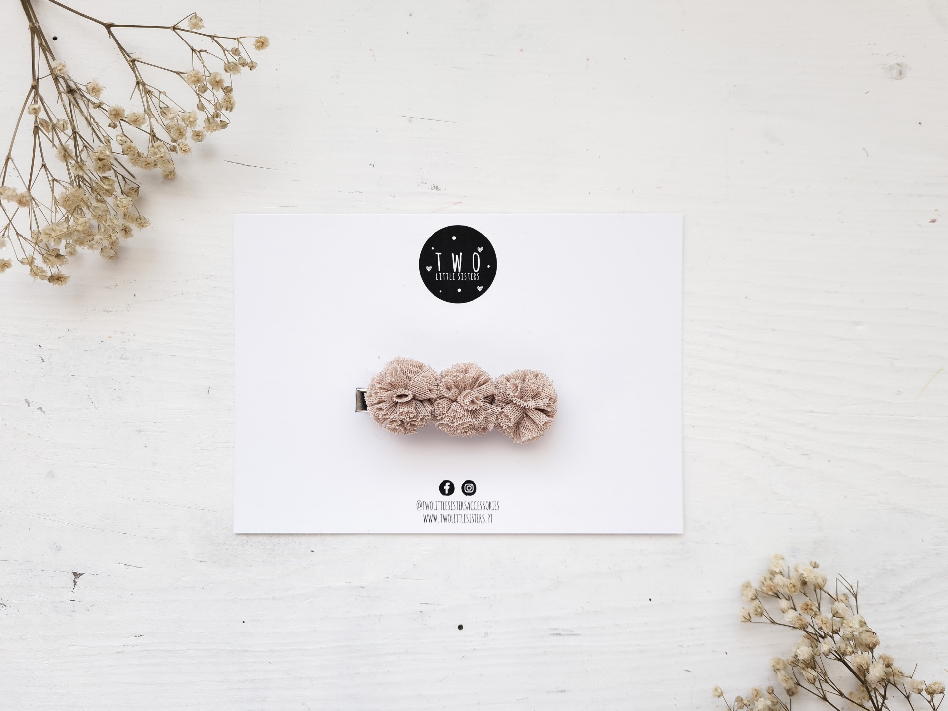 Presilha de cabelo com flores bege em cartolina branca com logótipo T.M.C. HOME é o amor