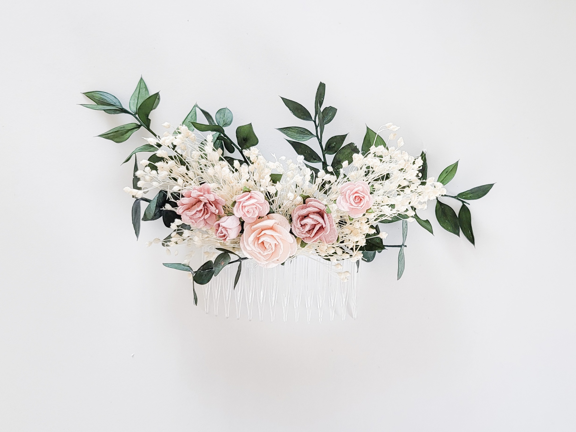 Pente de cabelo com flores artificiais em rosa, branco e verde