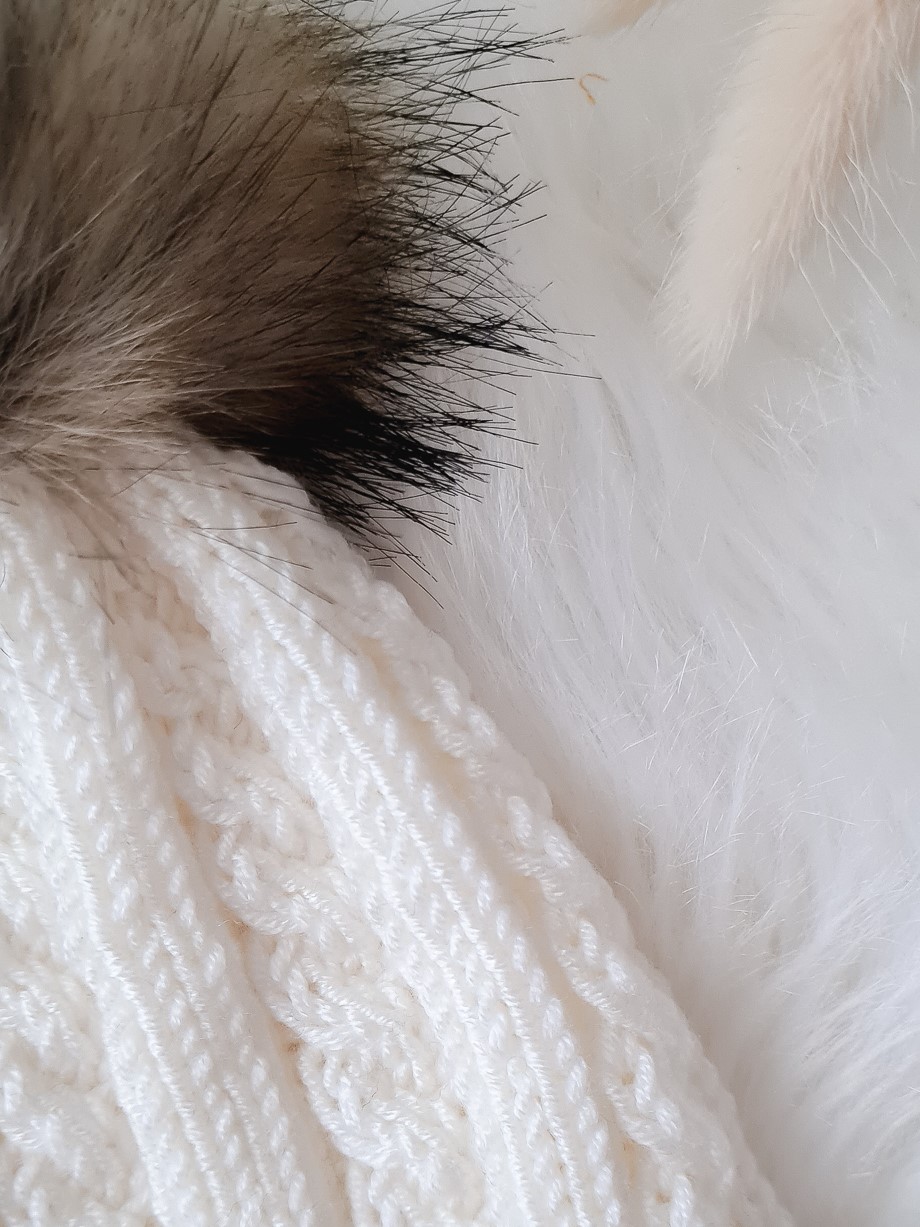 Gorro branco de malha com pompom de pelo castanho claro