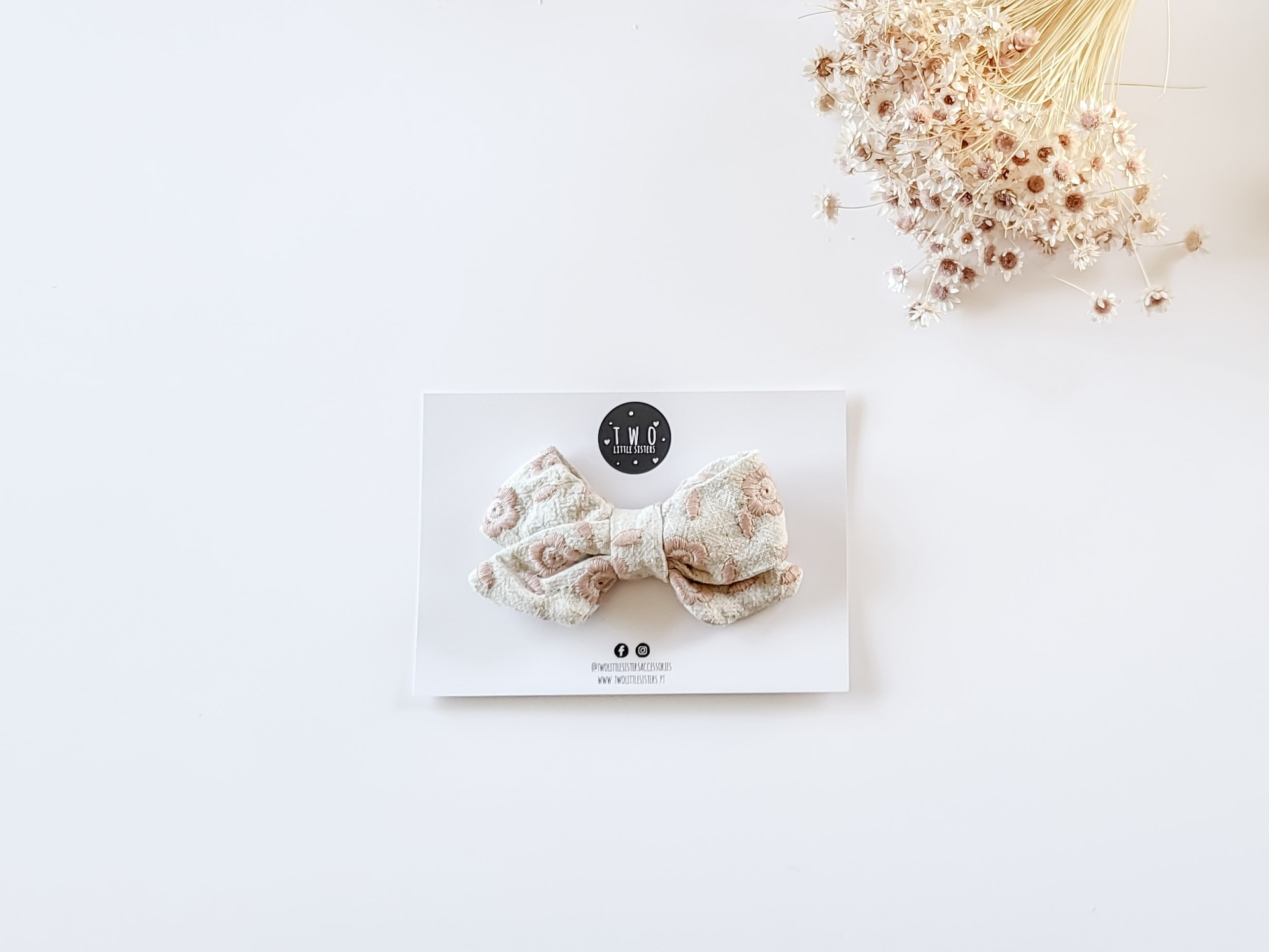 Laço de cabelo com padrão animal print em cartolina branca com logo T&O