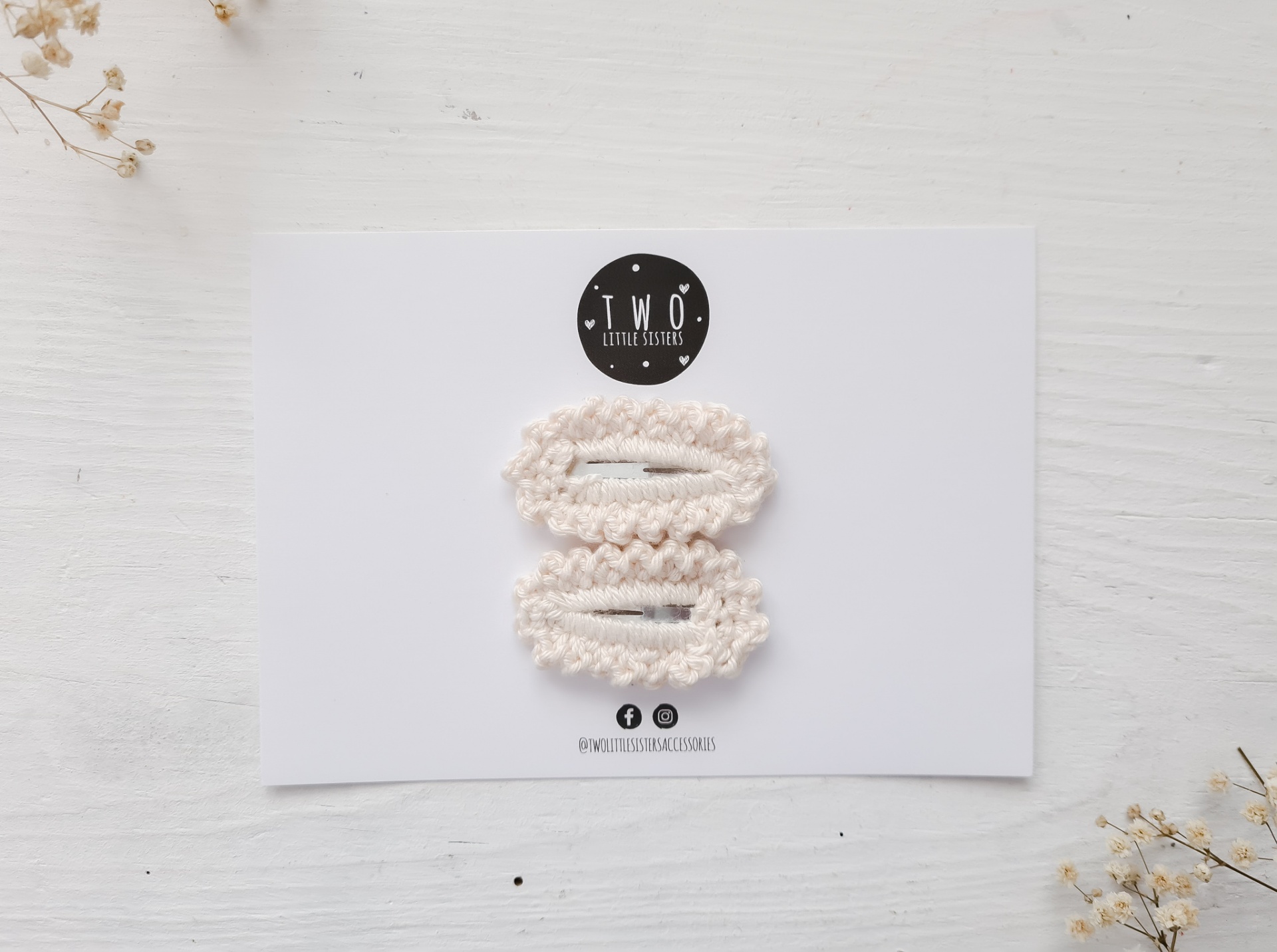 Par de molas de cabelo brancas texturizadas em embalagem branca com logótipo