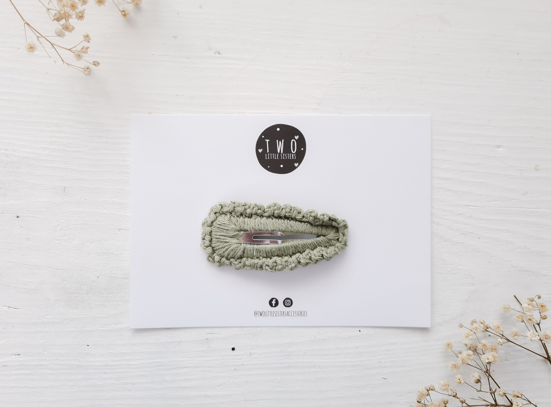 Presilha de cabelo crochet verde claro em cartão branco com logótipo Two Handmade