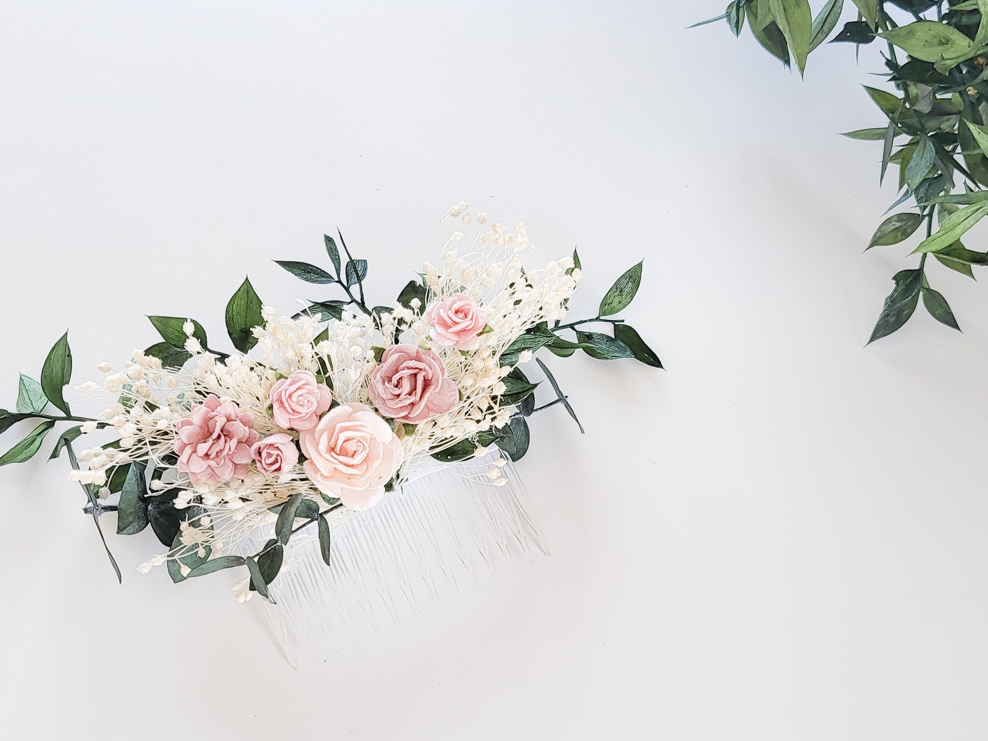Pente de cabelo com flores artificiais rosas e brancas, folhas verdes