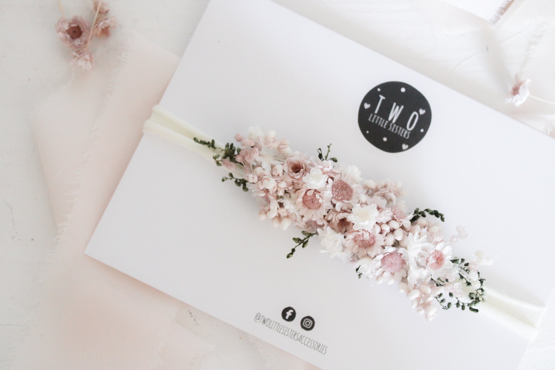 Envelope branco decorado com flores artificiais cor de rosa claro