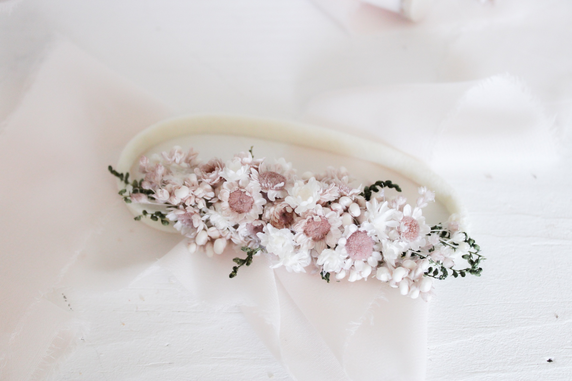 faixa de cabelo com flores artificiais rosas claras e brancas