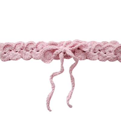 Cinto ou faixa rosa em croché com laço sobre fundo branco
