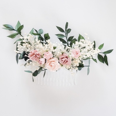 Pente de cabelo com flores artificiais em rosa, branco e verde