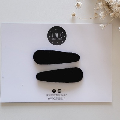 Par de presilhas de cabelo pretas em cartão branco com logo two studio 2020